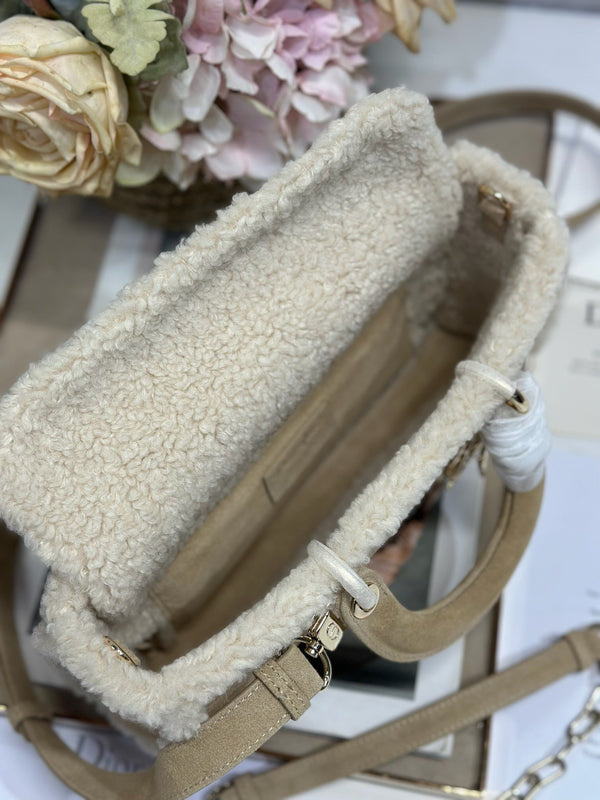 CD Lady D-Joy 26 Pelle di vacchetta color cammello e pelliccia Hardware dorato