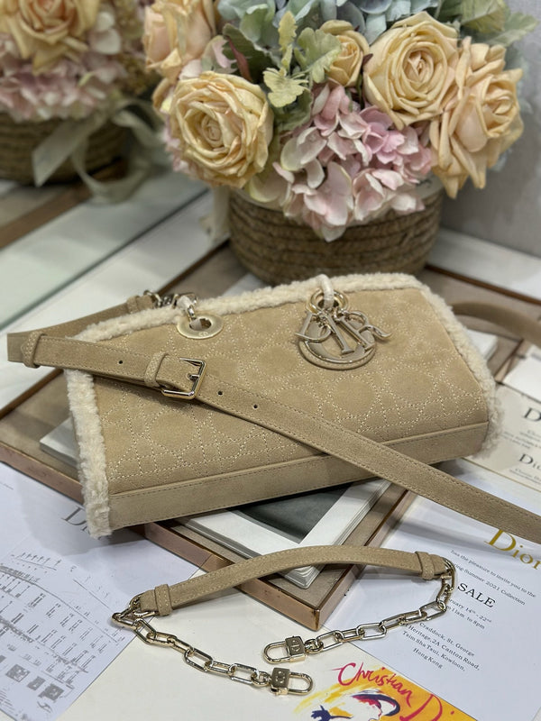 CD Lady D-Joy 26 Pelle di vacchetta color cammello e pelliccia Hardware dorato