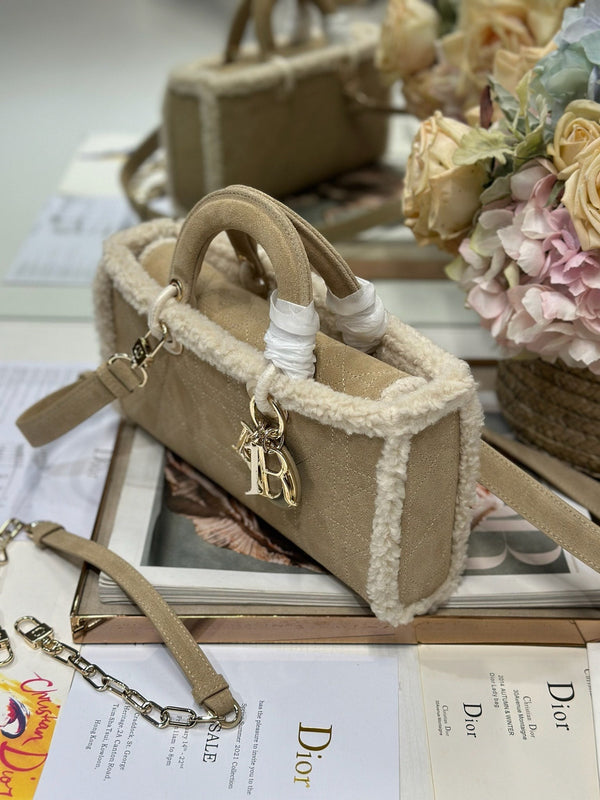 CD Lady D-Joy 26 Pelle di vacchetta color cammello e pelliccia Hardware dorato