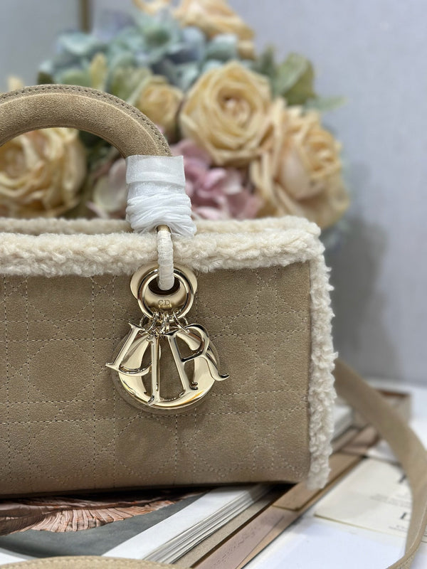 CD Lady D-Joy 26 Pelle di vacchetta color cammello e pelliccia Hardware dorato