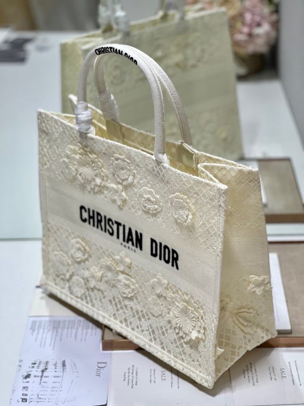 Borsa in tela con tracolla CD Fish Shreds White Book Tote da 42 cm 336594