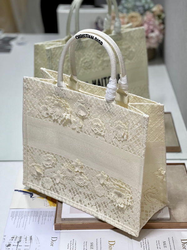 Borsa in tela con tracolla CD Fish Shreds White Book Tote da 42 cm 336594