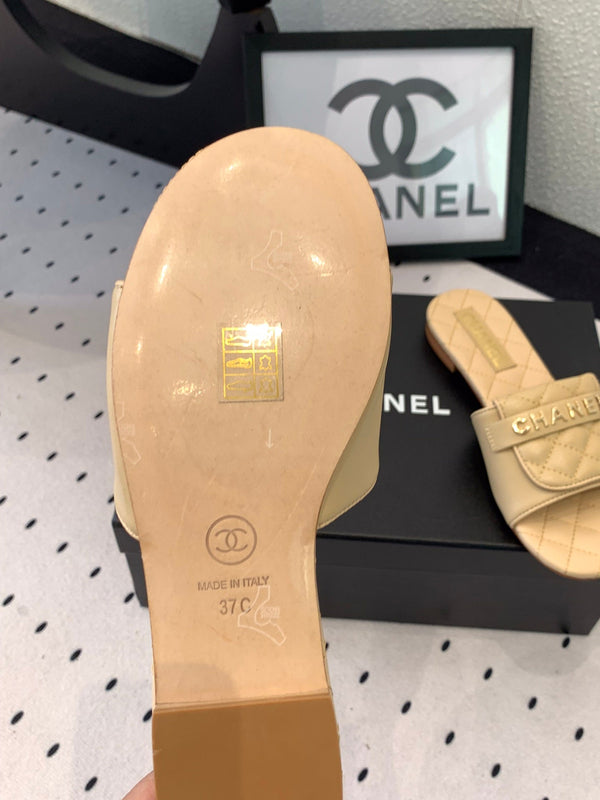 CC Slippers In Beige Quilted Cowhide 147026