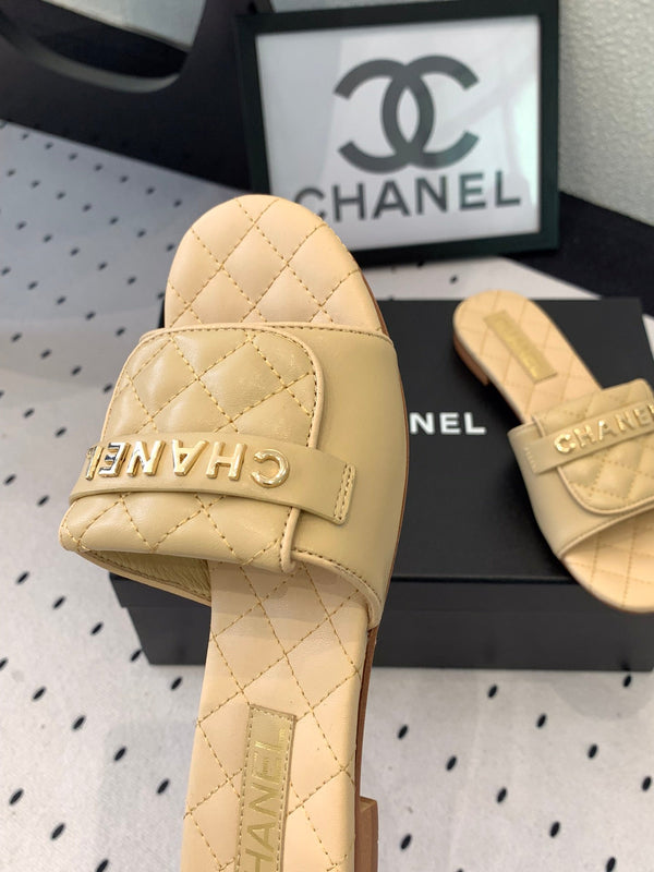 CC Slippers In Beige Quilted Cowhide 147026