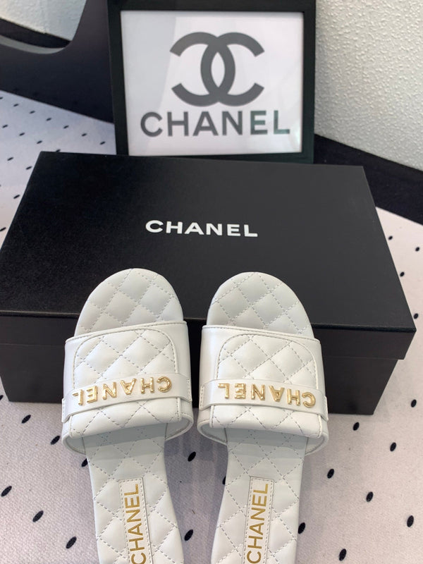 CC Slippers In White Quilted Cowhide 147028