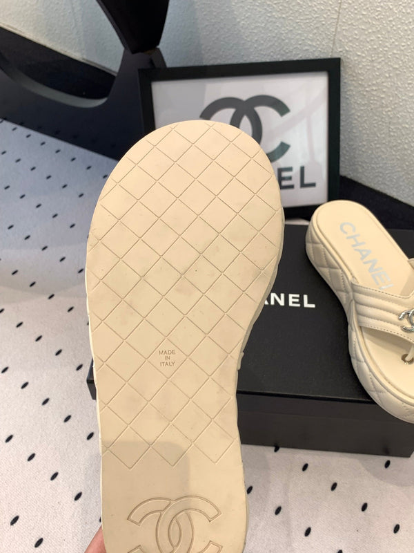 CC Thong Slippers In Ivory White Lambskin 147047