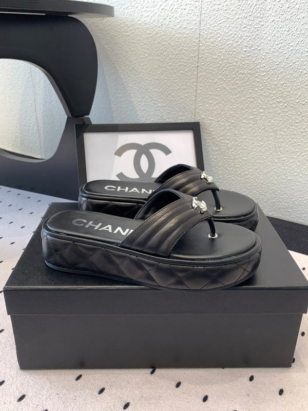 CC Thong Slippers In Black Lambskin 147051