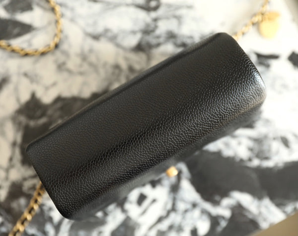 Borsa a patta CC 24K 18 cm in pelle di vitello martellata nera con finiture dorate