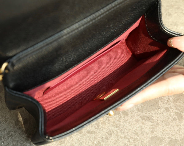 Borsa a patta CC 24K 18 cm in pelle di vitello martellata nera con finiture dorate