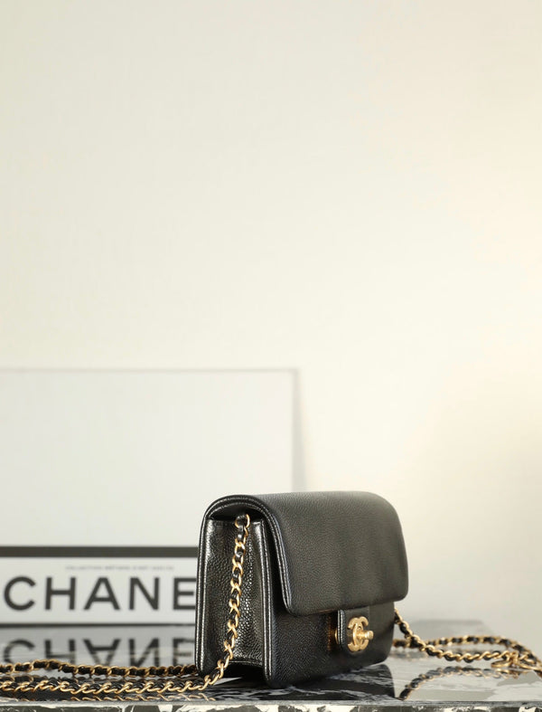 Borsa a patta CC 24K 18 cm in pelle di vitello martellata nera con finiture dorate