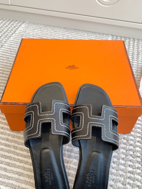 Sandalo HM Oran in pelle di pecora nera 291397