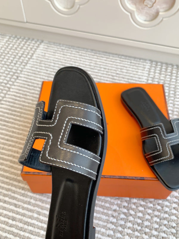 Sandalo HM Oran in pelle di pecora nera 291397