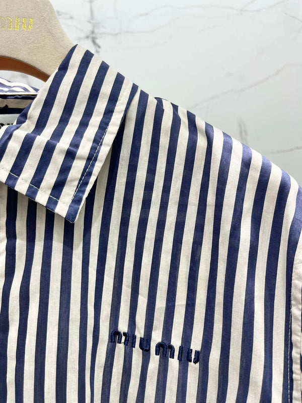 Camicia Miu Miu a righe con lettere ricamate in cotone blu bianco