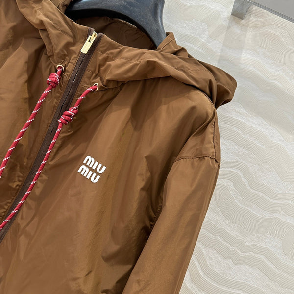 Miu Miu 25 Giacca corta con cappuccio in tessuto tecnico marrone cacao