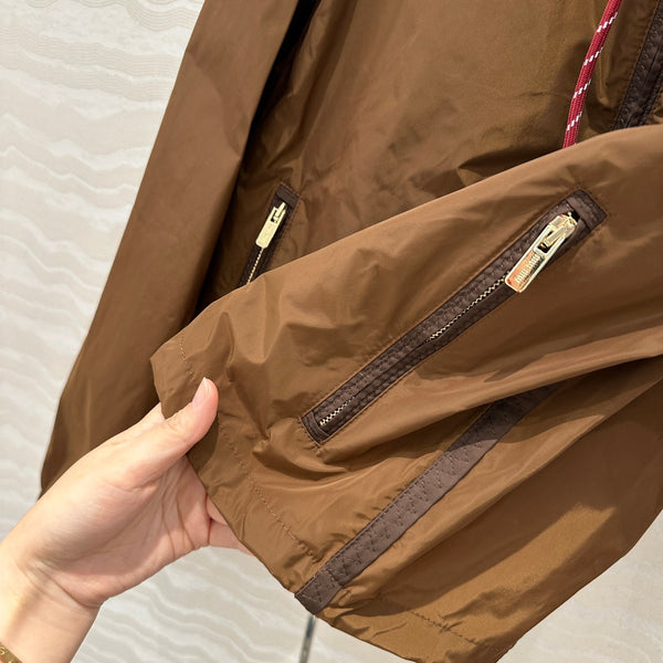 Miu Miu 25 Giacca corta con cappuccio in tessuto tecnico marrone cacao