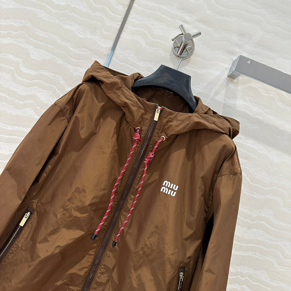 Miu Miu 25 Giacca corta con cappuccio in tessuto tecnico marrone cacao