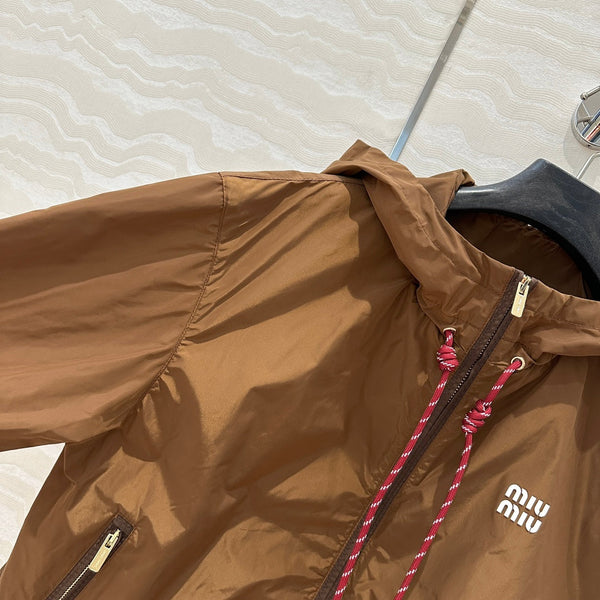 Miu Miu 25 Giacca corta con cappuccio in tessuto tecnico marrone cacao