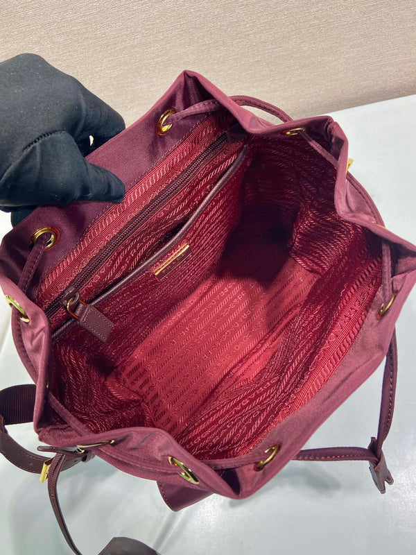 Zaino PRA 28 in tessuto di nylon bordeaux con finiture dorate