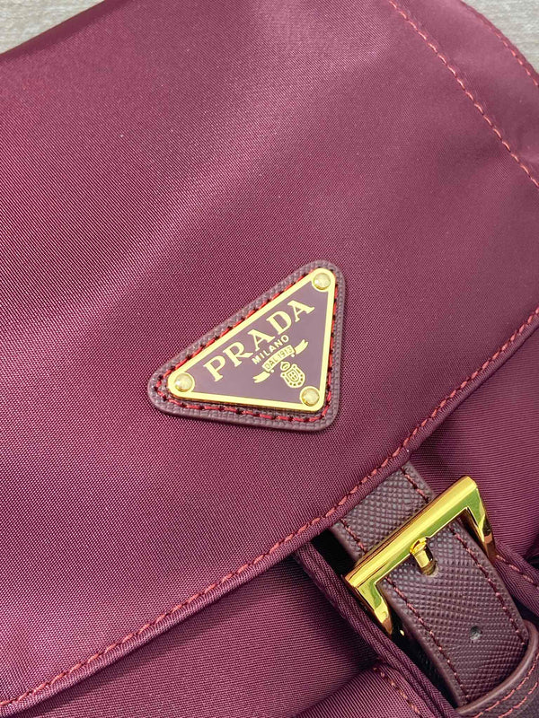 Zaino PRA 28 in tessuto di nylon bordeaux con finiture dorate