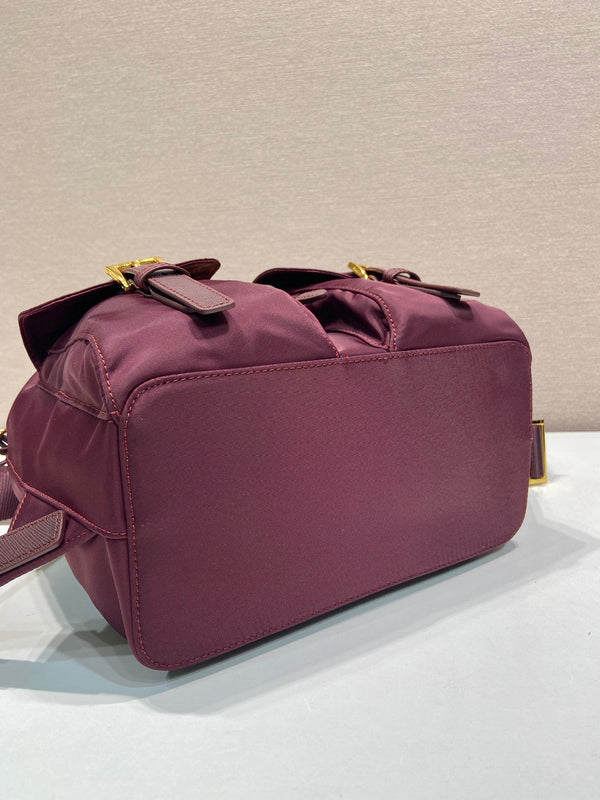 Zaino PRA 28 in tessuto di nylon bordeaux con finiture dorate