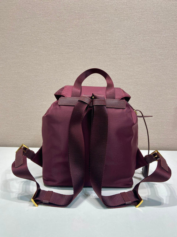 Zaino PRA 28 in tessuto di nylon bordeaux con finiture dorate