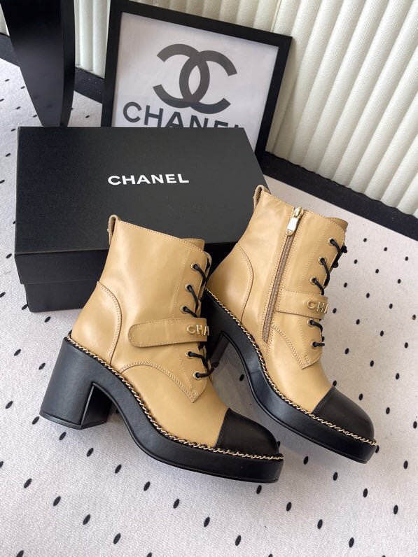 CC Buckle Ankel Boots With Chain 100mm Beige Black Sheepskin GHW 432500