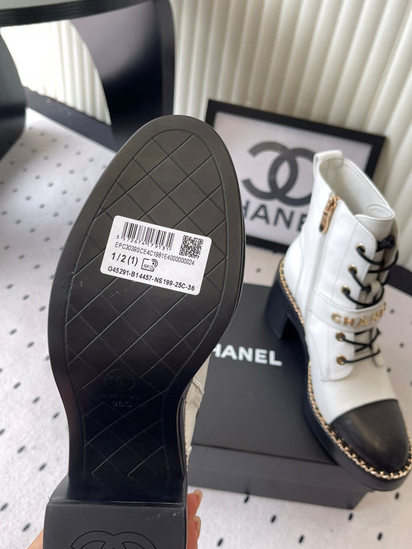 CC Buckle Ankel Boots With Chain 100mm White Black Sheepskin GHW 432501