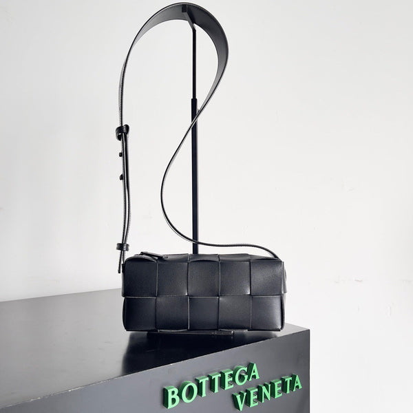 BV SMALL BRICK 24CM PELLE DI AGNELLO NERA