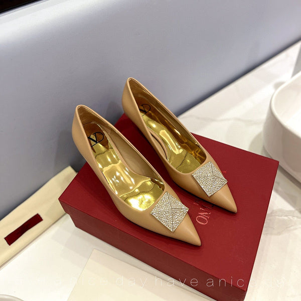 One Stud Diamond Patent Beige Leather Pump