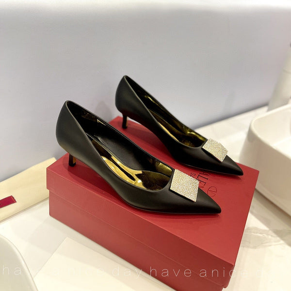 Décolleté in pelle verniciata nera con un diamante