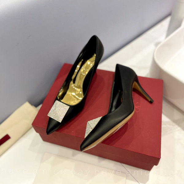 Décolleté in pelle verniciata nera con un diamante