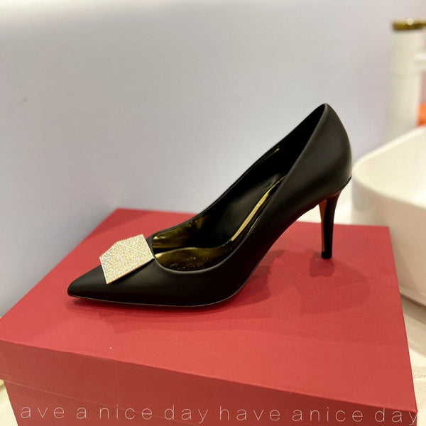 Décolleté in pelle verniciata nera con un diamante