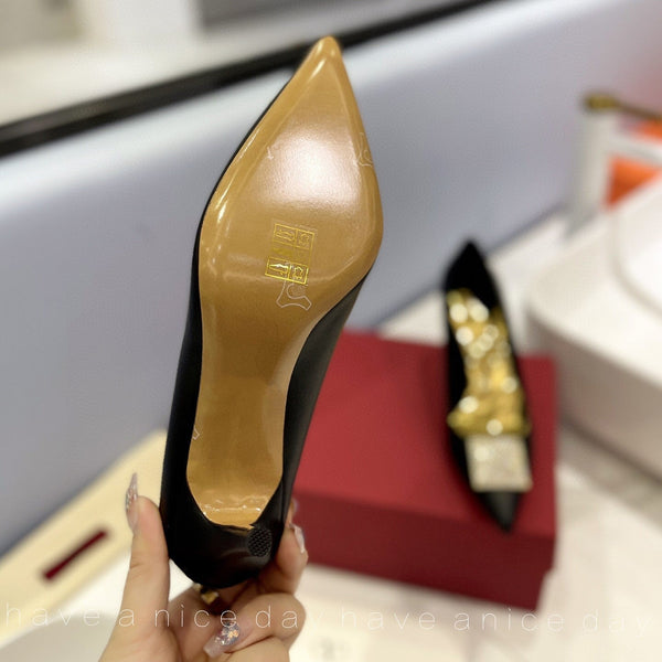 Décolleté in pelle verniciata nera con un diamante