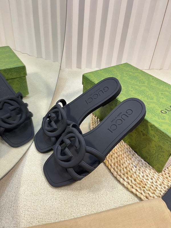 Sandalo infradito GG Interlocking G in gomma nera