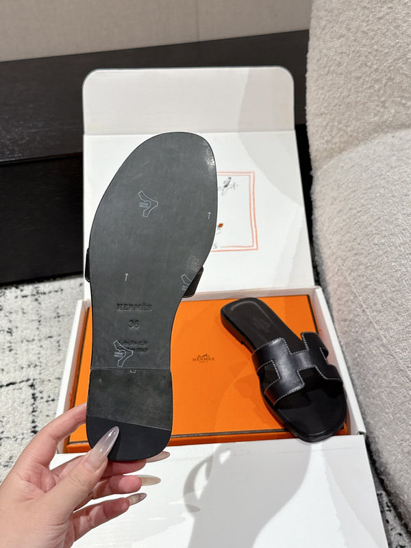 Sandalo HM 25 Oran in pelle di vitello nera con cuciture bianche