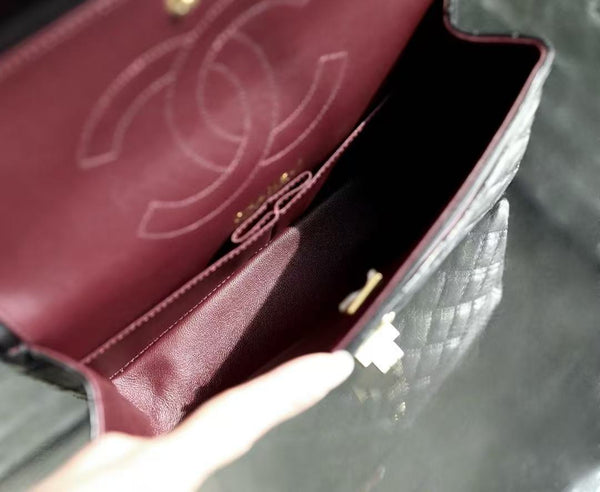 Borsa a tracolla CC Classic 2.55 Flap Bag 24 cm in pelle di agnello invecchiata nera