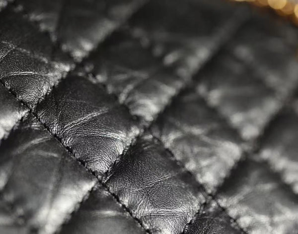 Borsa a tracolla CC Classic 2.55 Flap Bag 24 cm in pelle di agnello invecchiata nera