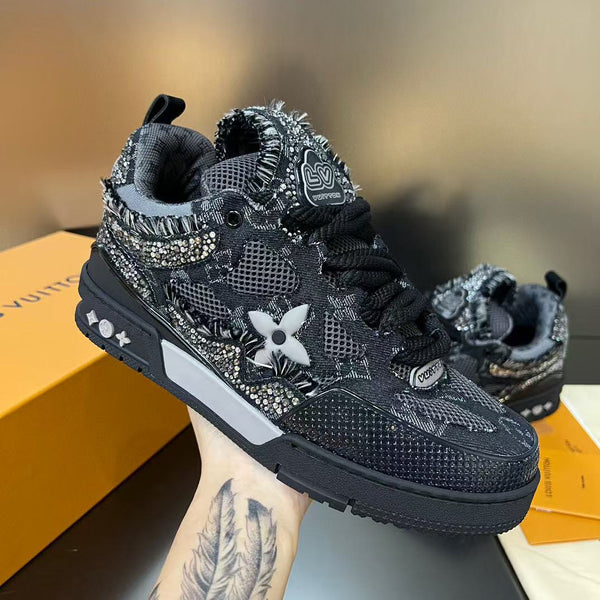 Sneaker da skate LV in pelle di mucca nera con monogramma Swarovski