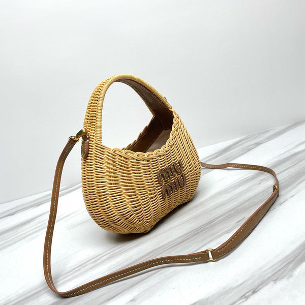 MIU WANDER 20 WICKER HOBO BAG IN TAN/ CAMERAL TAN