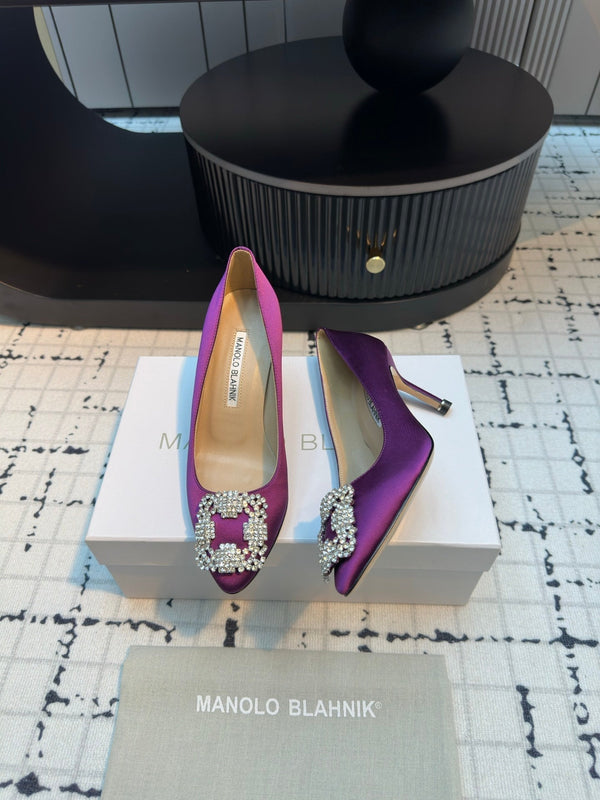 Manolo Blahnik Hangisi Buckle Pump 810197