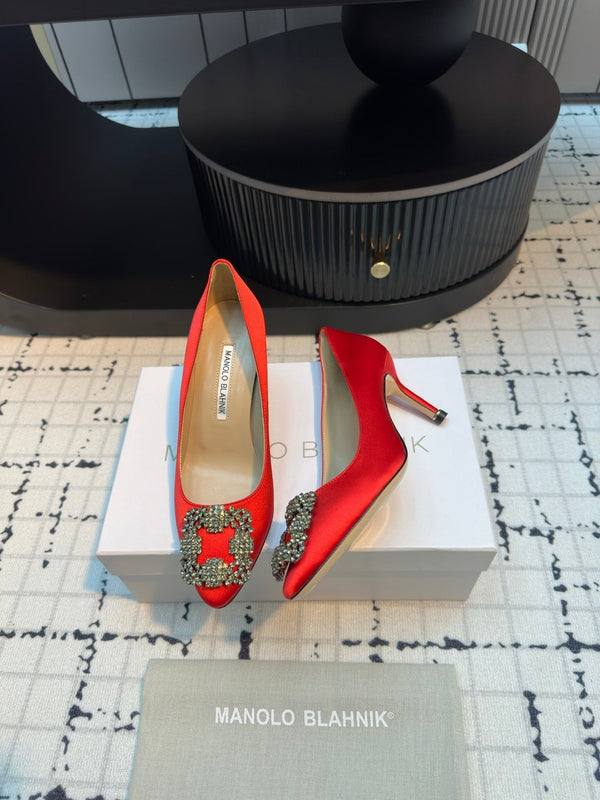 Manolo Blahnik Hangisi Buckle Pump 810197