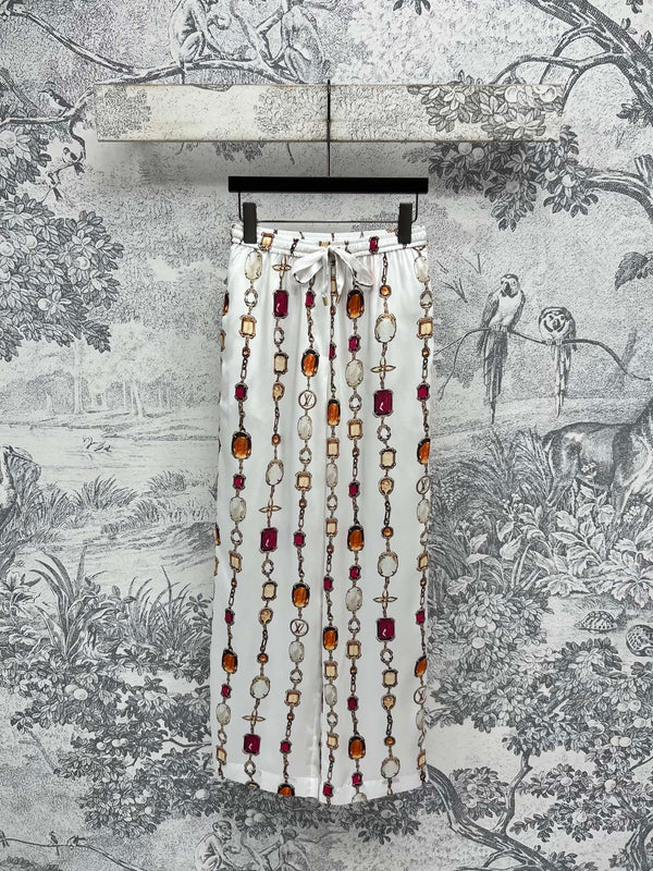 LV 25 Catena con pietre preziose e motivo decorativo in poliestere bianco