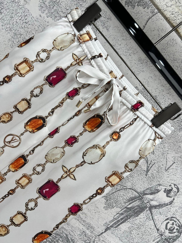 LV 25 Catena con pietre preziose e motivo decorativo in poliestere bianco