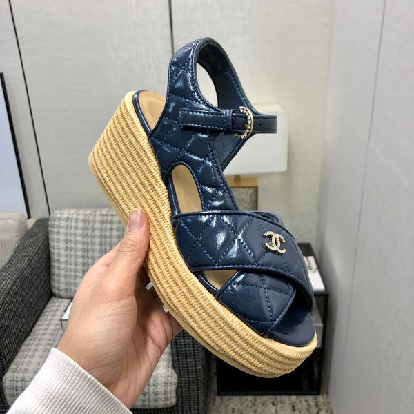 PEEP-TOE THICK SOLE SANDALS IN NAVY BLUE PATENT LAMBSKIN