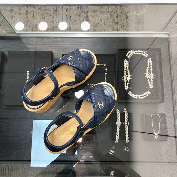 PEEP-TOE THICK SOLE SANDALS IN NAVY BLUE PATENT LAMBSKIN