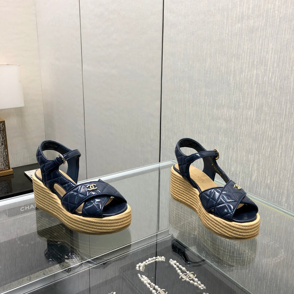 PEEP-TOE THICK SOLE SANDALS IN NAVY BLUE PATENT LAMBSKIN