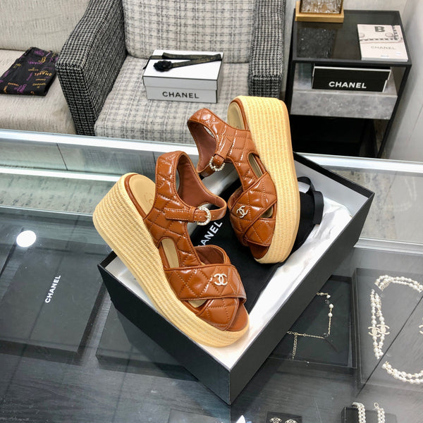 PEEP-TOE THICK SOLE SANDALS IN PERU BROWN PATENT LAMBSKIN