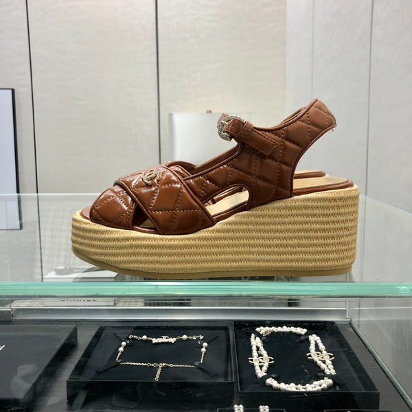 PEEP-TOE THICK SOLE SANDALS IN PERU BROWN PATENT LAMBSKIN