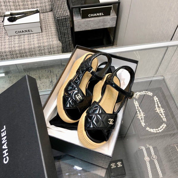 PEEP-TOE THICK SOLE SANDALS IN BLACK PATENT LAMBSKIN