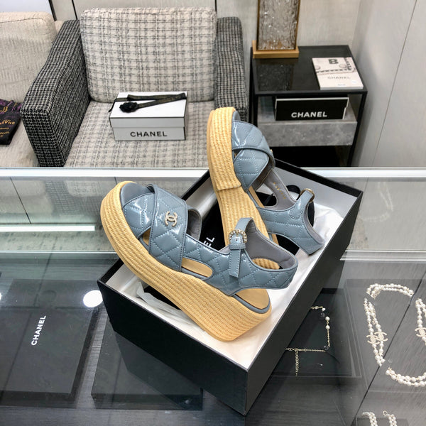 PEEP-TOE THICK SOLE SANDALS IN STONE BLUE PATENT LAMBSKIN